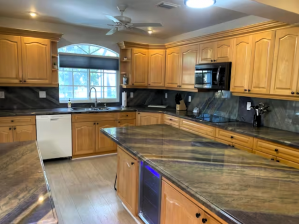 Miami home with 5 Bedrooms