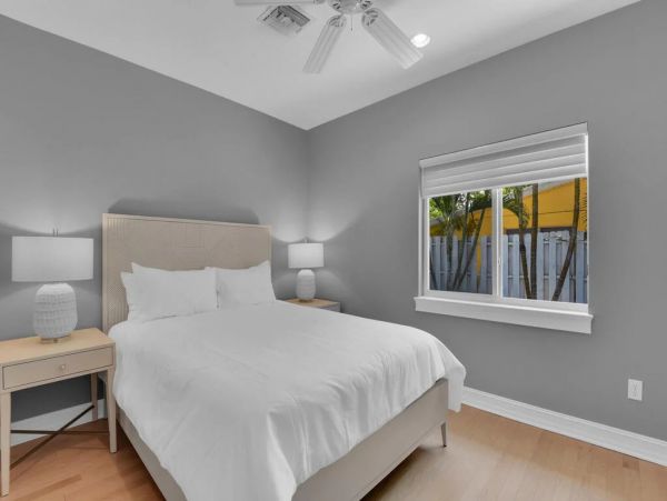 Fifth Avenue Luxury Cottage Steps From the Beach And Restaurants.