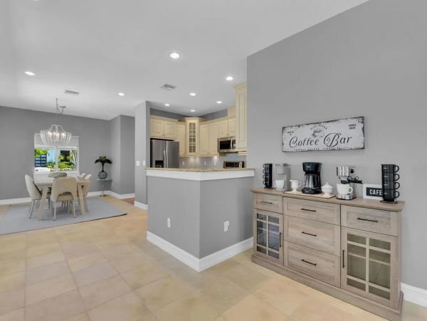 Fifth Avenue Luxury Cottage Steps From the Beach And Restaurants.