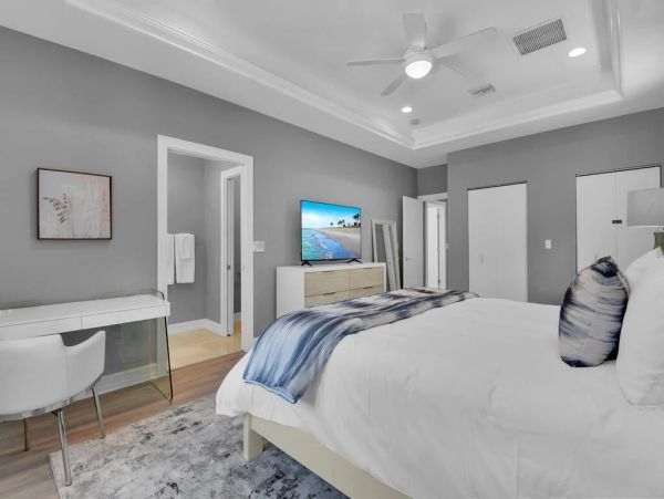 Fifth Avenue Luxury Cottage Steps From the Beach And Restaurants.