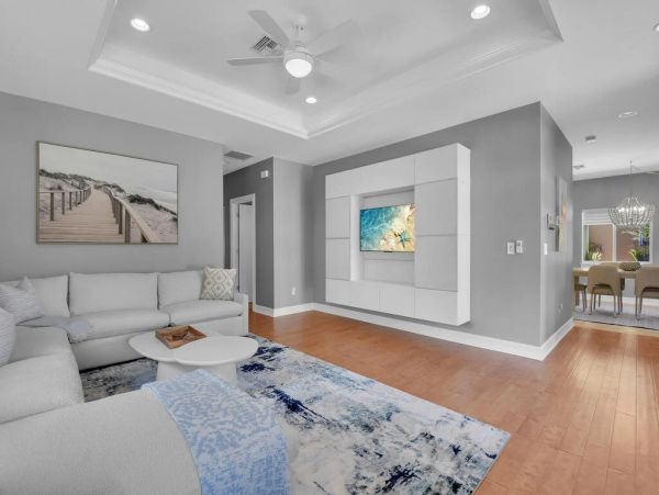 Fifth Avenue Luxury Cottage Steps From the Beach And Restaurants.