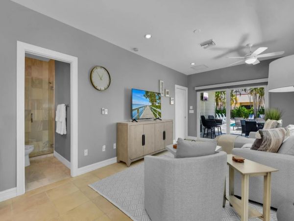 Fifth Avenue Luxury Cottage Steps From the Beach And Restaurants.