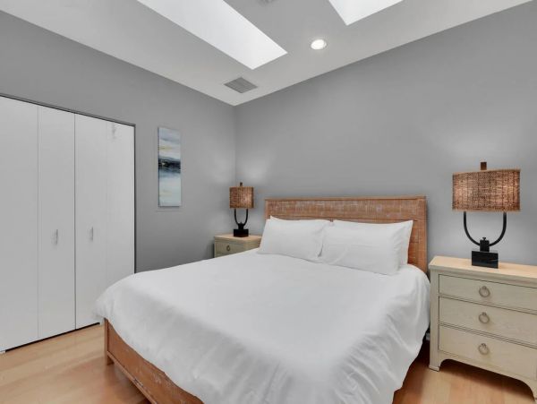 Fifth Avenue Luxury Cottage Steps From the Beach And Restaurants.