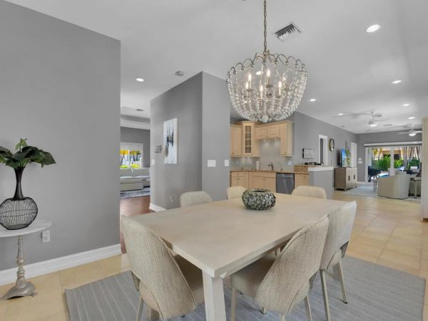 Fifth Avenue Luxury Cottage Steps From the Beach And Restaurants.