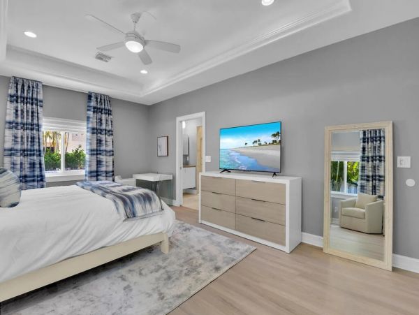 Fifth Avenue Luxury Cottage Steps From the Beach And Restaurants.