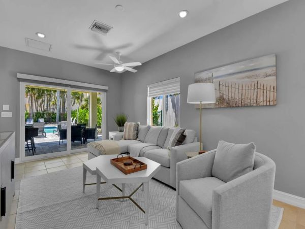 Fifth Avenue Luxury Cottage Steps From the Beach And Restaurants.
