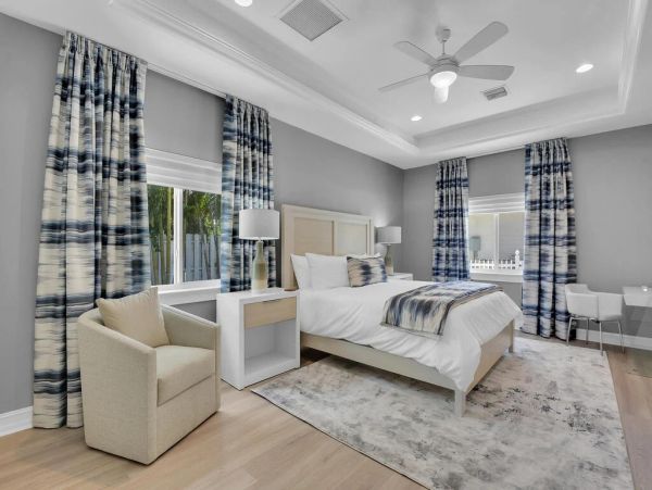 Fifth Avenue Luxury Cottage Steps From the Beach And Restaurants.