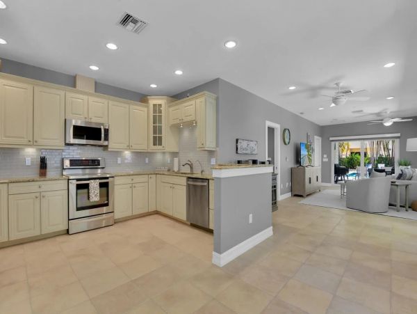 Fifth Avenue Luxury Cottage Steps From the Beach And Restaurants.