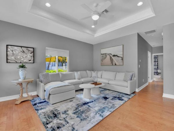 Fifth Avenue Luxury Cottage Steps From the Beach And Restaurants.