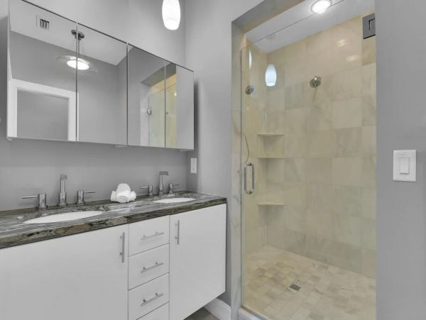 Fifth Avenue Luxury Cottage Steps From the Beach And Restaurants.