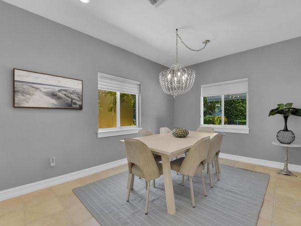 Fifth Avenue Luxury Cottage Steps From the Beach And Restaurants.