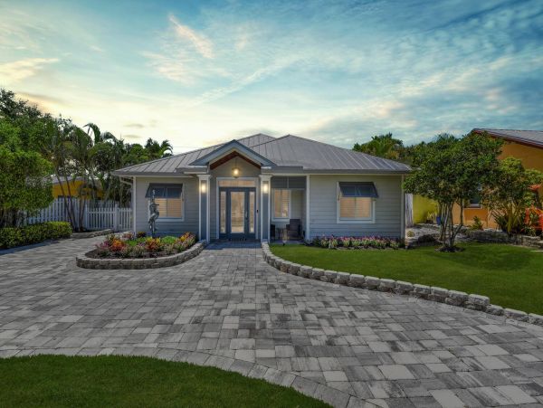 Fifth Avenue Luxury Cottage Steps From the Beach And Restaurants.