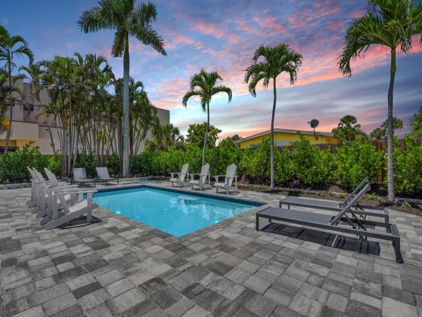Fifth Avenue Luxury Cottage Steps From the Beach And Restaurants.