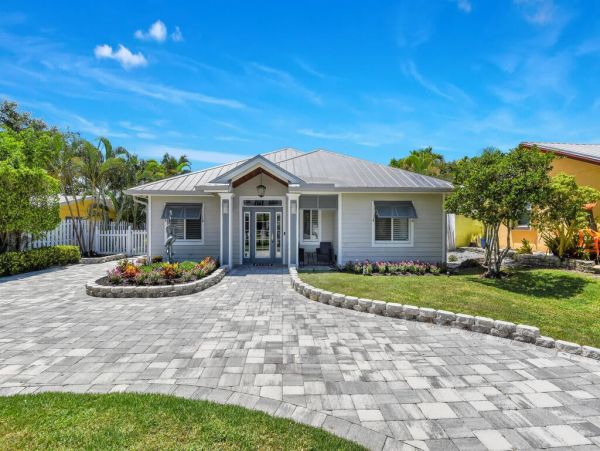 Fifth Avenue Luxury Cottage Steps From the Beach And Restaurants.
