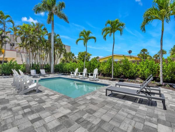 Fifth Avenue Luxury Cottage Steps From the Beach And Restaurants.