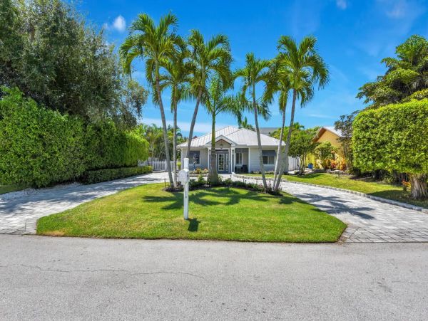 Fifth Avenue Luxury Cottage Steps From the Beach And Restaurants.