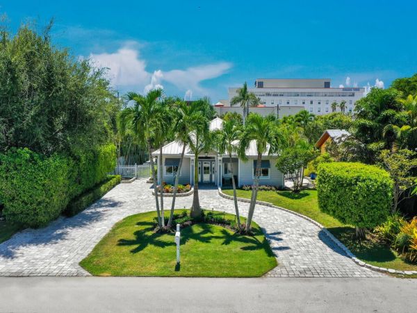 Fifth Avenue Luxury Cottage Steps From the Beach And Restaurants.