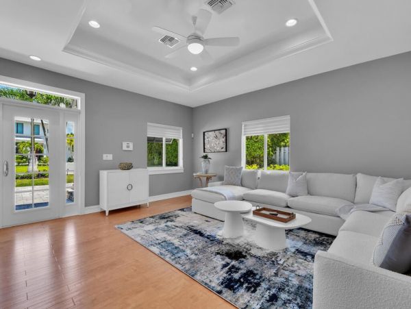 Fifth Avenue Luxury Cottage Steps From the Beach And Restaurants.