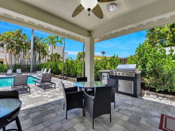 Fifth Avenue Luxury Cottage Steps From the Beach And Restaurants.