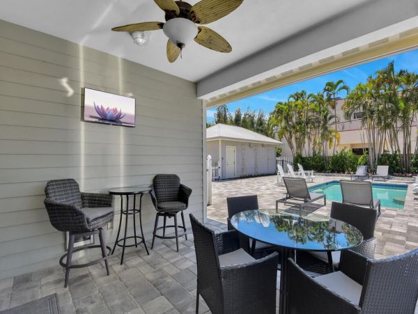 Fifth Avenue Luxury Cottage Steps From the Beach And Restaurants.