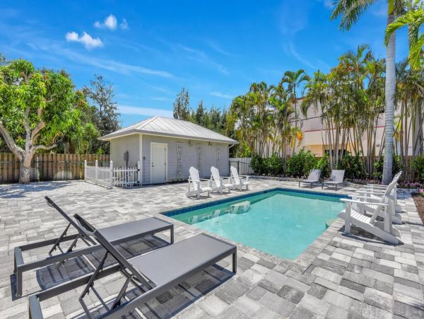 Fifth Avenue Luxury Cottage Steps From the Beach And Restaurants.