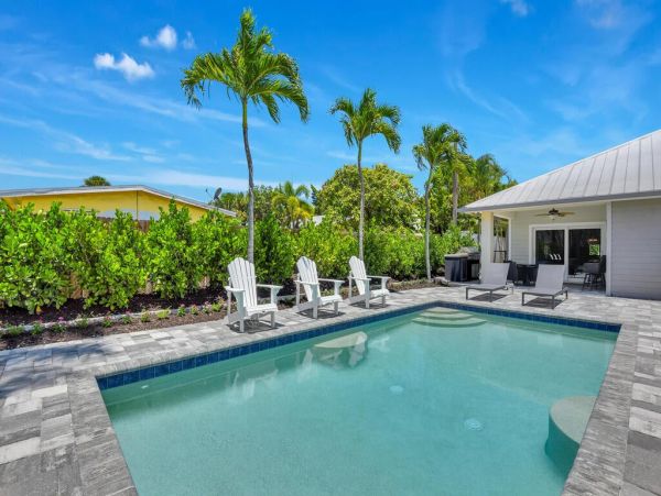 Fifth Avenue Luxury Cottage Steps From the Beach And Restaurants.