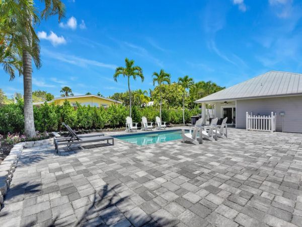 Fifth Avenue Luxury Cottage Steps From the Beach And Restaurants.