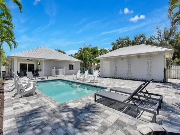 Fifth Avenue Luxury Cottage Steps From the Beach And Restaurants.