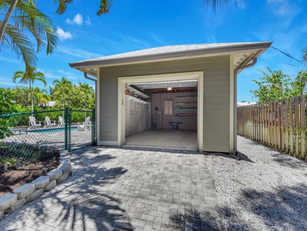 Fifth Avenue Luxury Cottage Steps From the Beach And Restaurants.