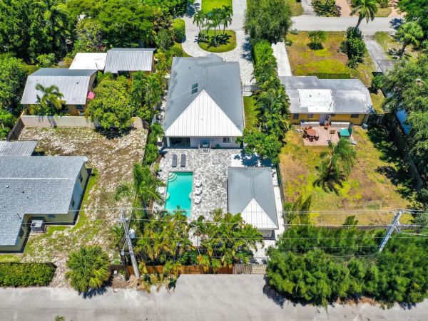 Fifth Avenue Luxury Cottage Steps From the Beach And Restaurants.