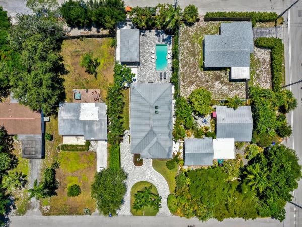 Fifth Avenue Luxury Cottage Steps From the Beach And Restaurants.
