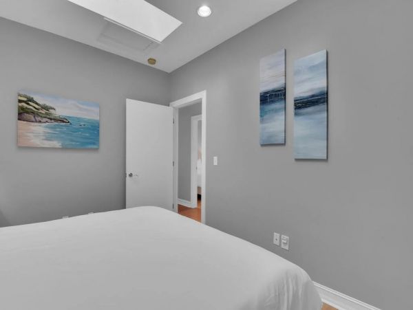 Fifth Avenue Luxury Cottage Steps From the Beach And Restaurants.
