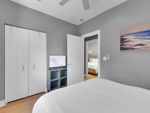 Fifth Avenue Luxury Cottage Steps From the Beach And Restaurants.