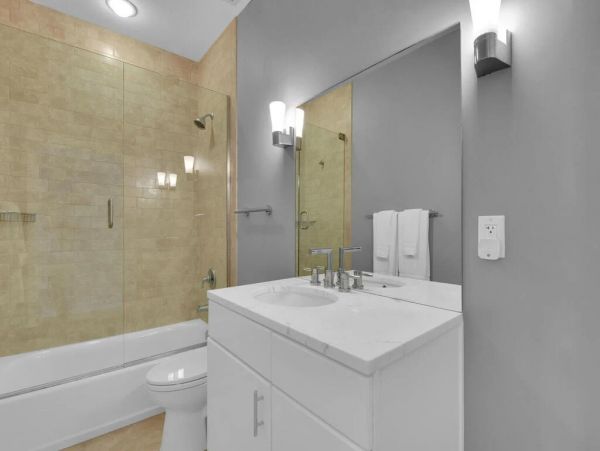 Fifth Avenue Luxury Cottage Steps From the Beach And Restaurants.