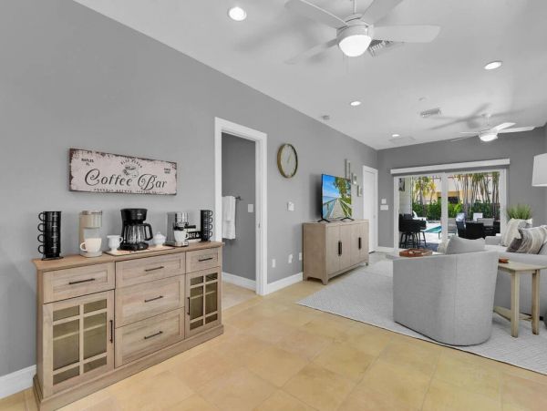 Fifth Avenue Luxury Cottage Steps From the Beach And Restaurants.