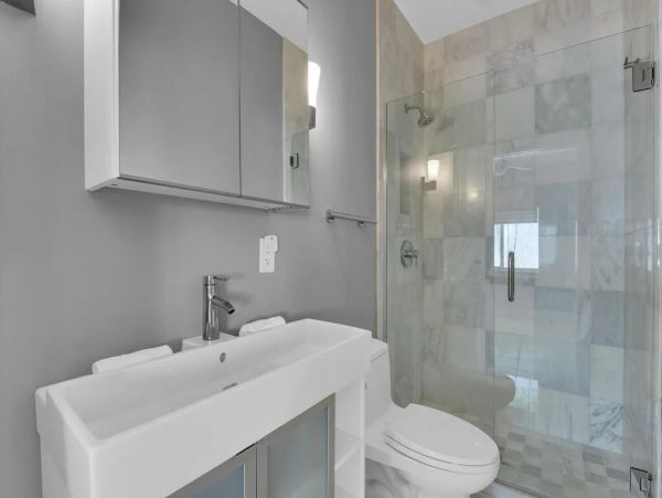 Fifth Avenue Luxury Cottage Steps From the Beach And Restaurants.
