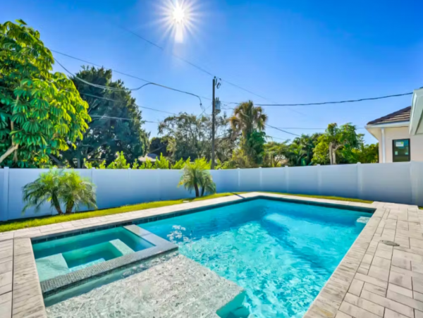 Lovely 3 Bedroom Vacation Pool Home in Naples