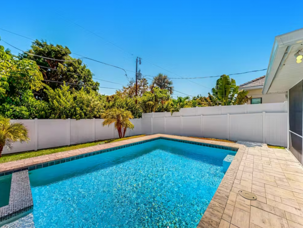 Lovely 3 Bedroom Vacation Pool Home in Naples