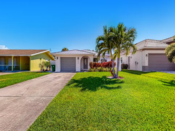 Lovely 3 Bedroom Vacation Pool Home in Naples