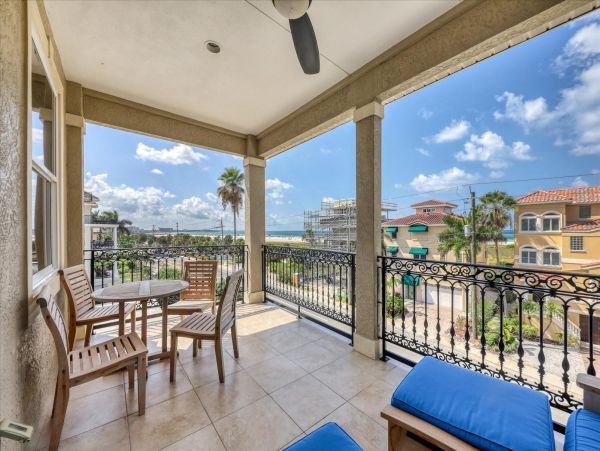 Charming 3-Bedroom Home with Pool Access on Siesta Key