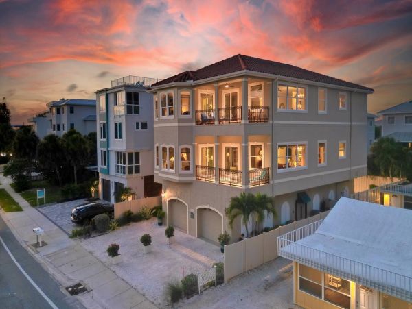 Charming 3-Bedroom Home with Pool Access on Siesta Key