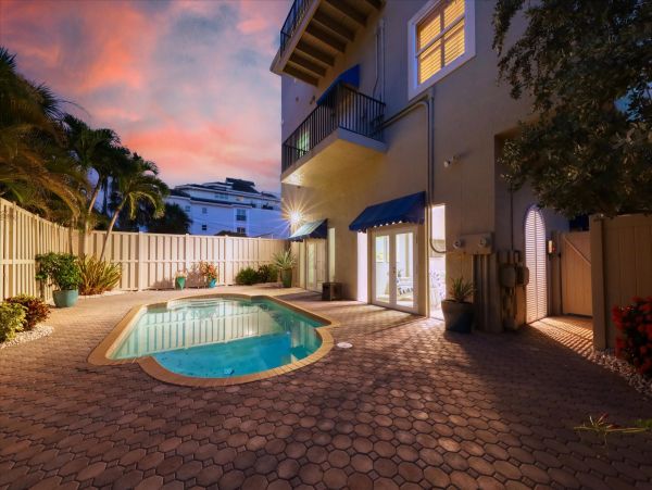 Charming 3-Bedroom Home with Pool Access on Siesta Key