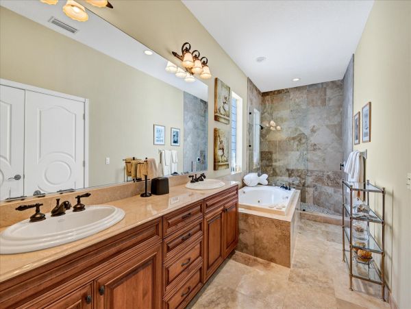 Charming 3-Bedroom Home with Pool Access on Siesta Key