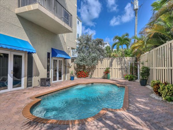Charming 3-Bedroom Home with Pool Access on Siesta Key