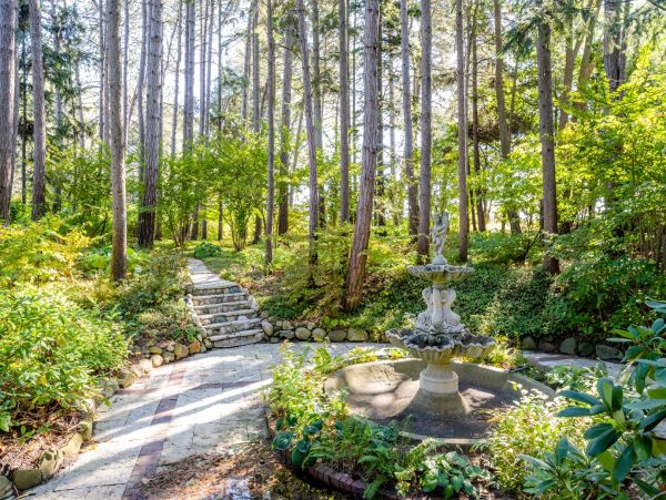 Lakefront Seven Bedroom Vacation Rental Home