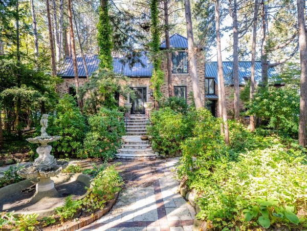 Lakefront Seven Bedroom Vacation Rental Home