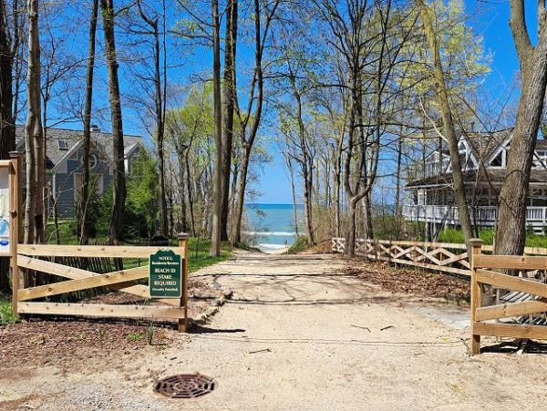 Lakeside Vacation Home Six Bedroom Walk to Beach