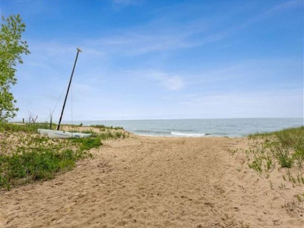 Lakeside Vacation Home Six Bedroom Walk to Beach