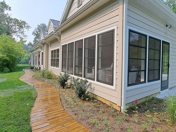 Lakeside Vacation Home Six Bedroom Walk to Beach