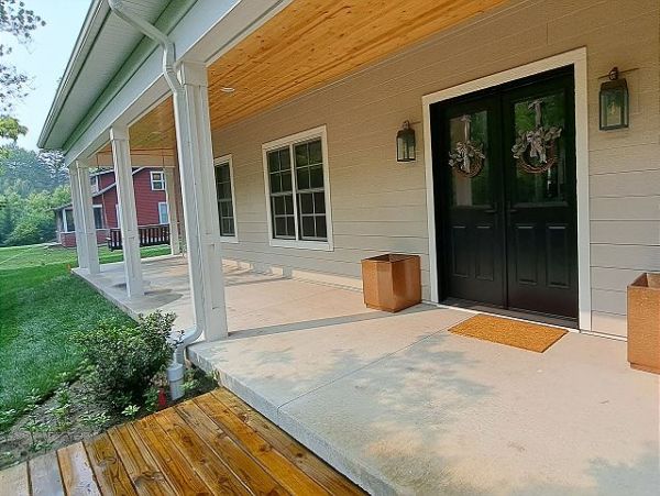 Lakeside Vacation Home Six Bedroom Walk to Beach